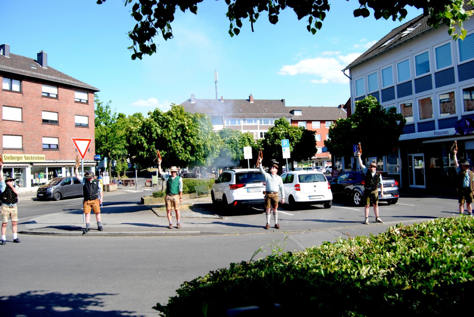 Die Böllerschützen aus Breinig eröffnen den Festzug (c) Uwe Frank