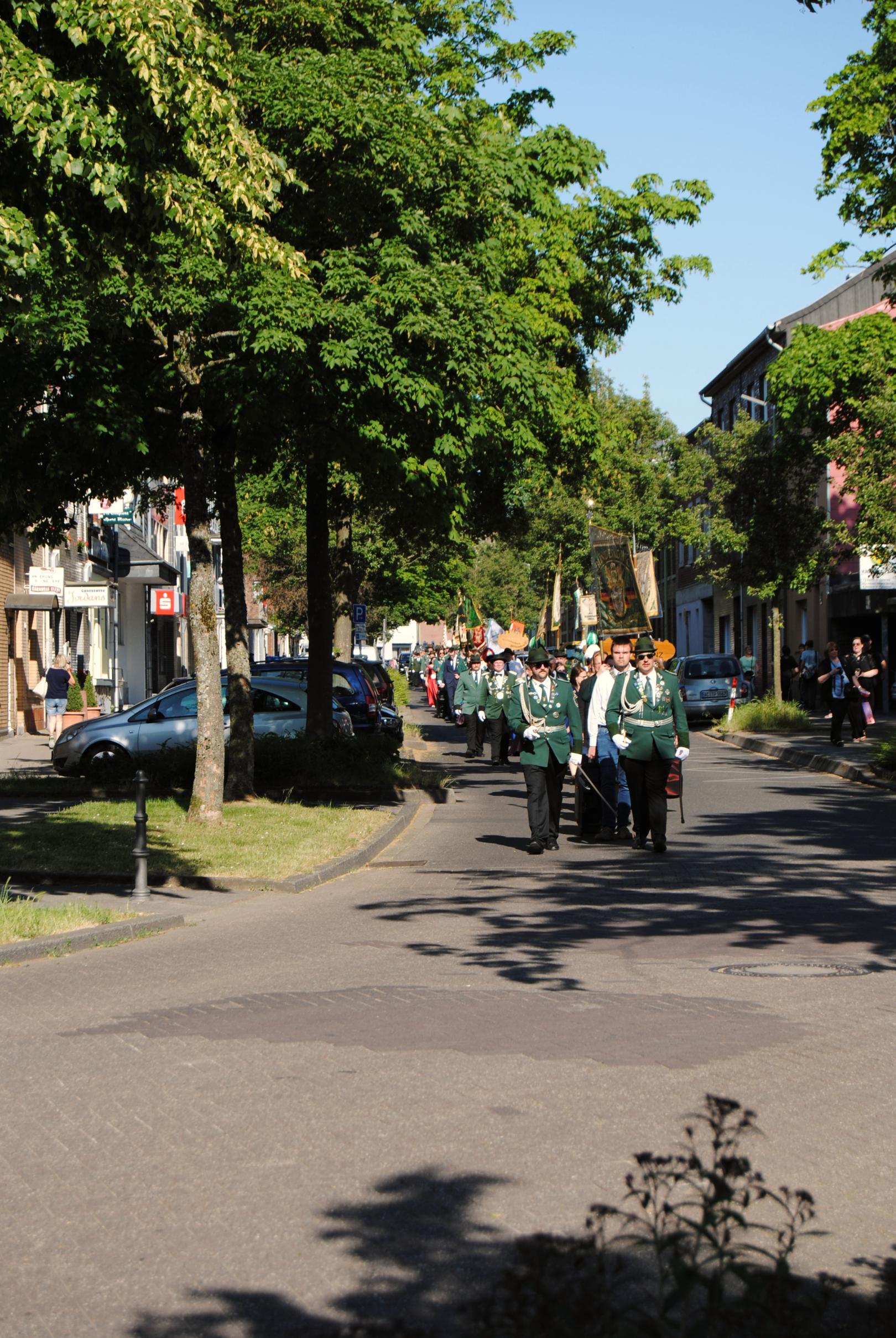 Der Festzug trifft in Münsterbusch ein (c) Uwe Frank