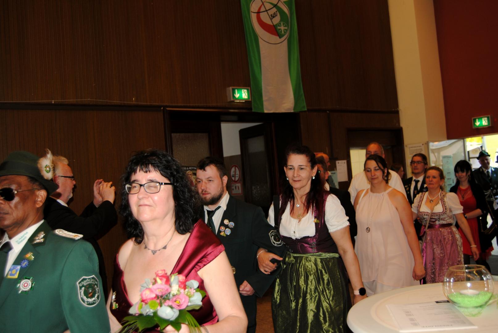 Die Bruderschaft zieht in den Saal ein 02 (c) Uwe Frank