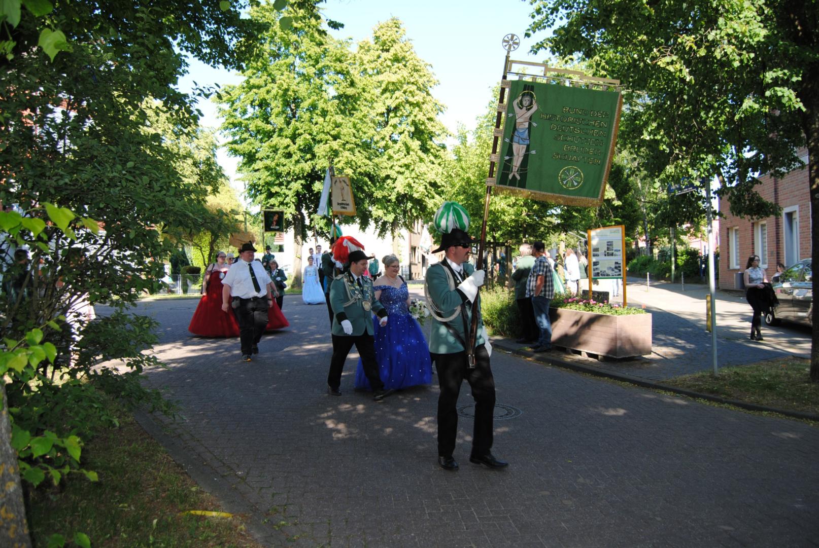 Diözesankönig Aachen Christian Helpenstein mit seiner Königin Veronica im Festzug