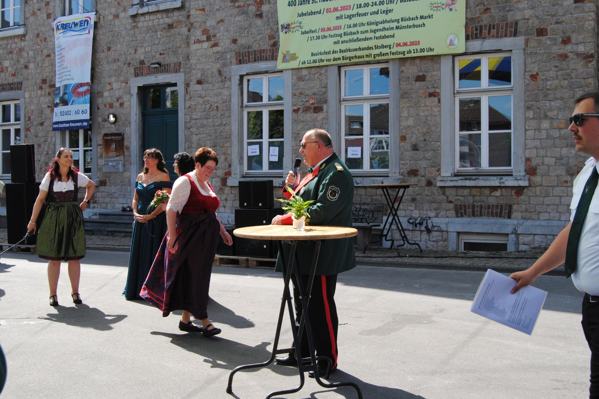 Heinz Offermann begrüßt die Gäste auf der Königsabholung