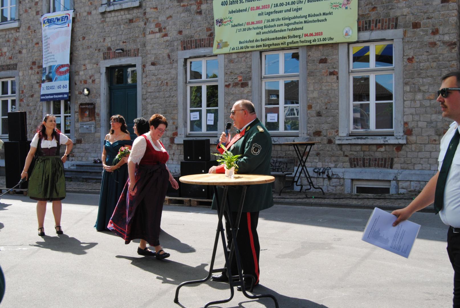 Heinz Offermann begrüßt die Gäste auf der Königsabholung (c) Uwe Frank