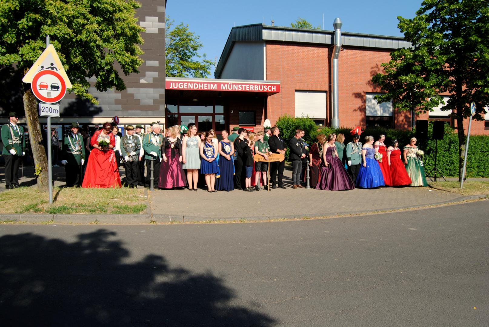 Majestäten nehmen Aufstellung für den Vorbeimarsch (c) Uwe Frank