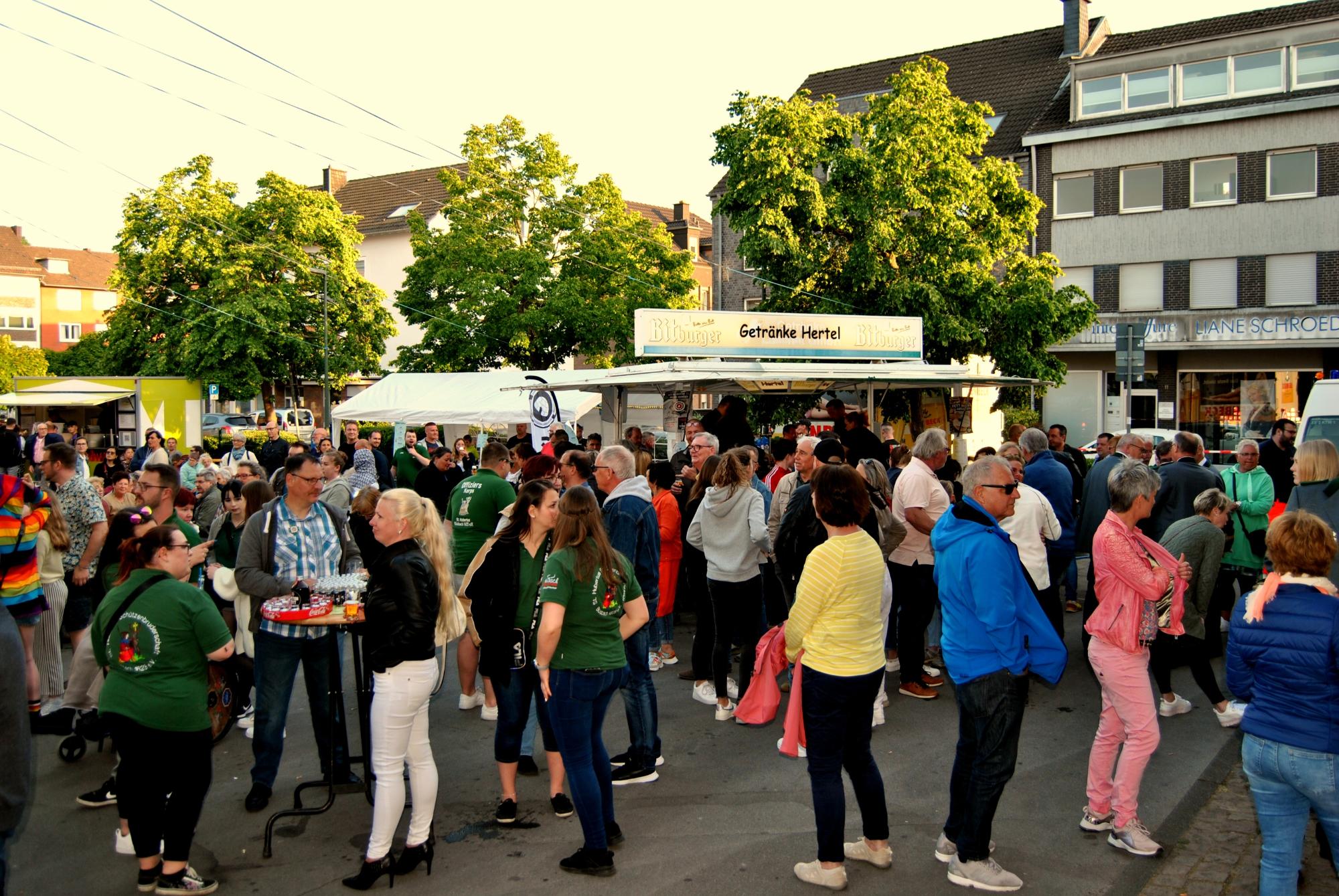 Die Gäste treffen auf dem Markt ein