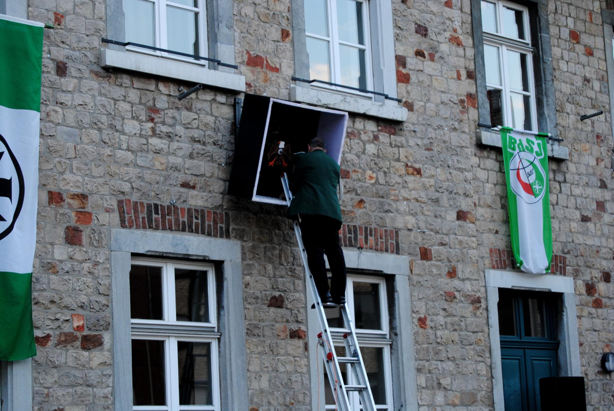 Vogel wird aufgehangen