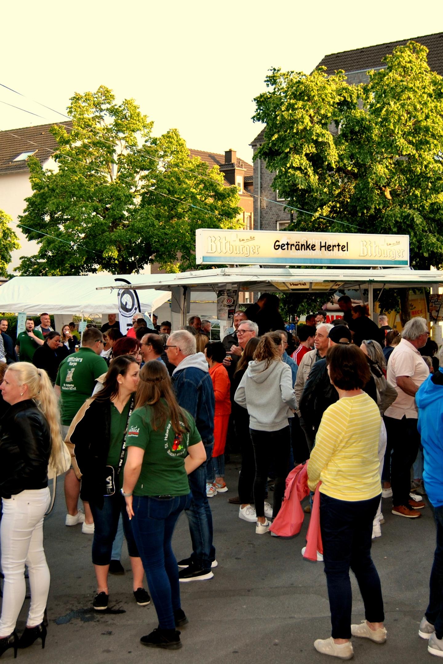 Die Gäste treffen auf dem Markt ein