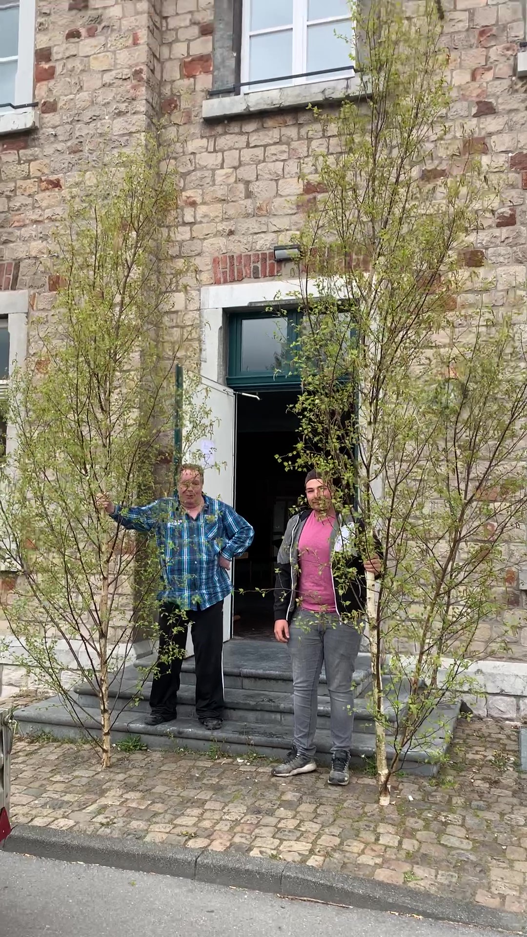 Maibäume sind im Bürgerhaus angekommen (Günter Wircbici und Kevin Mertens) (c) Heinrich Offermann
