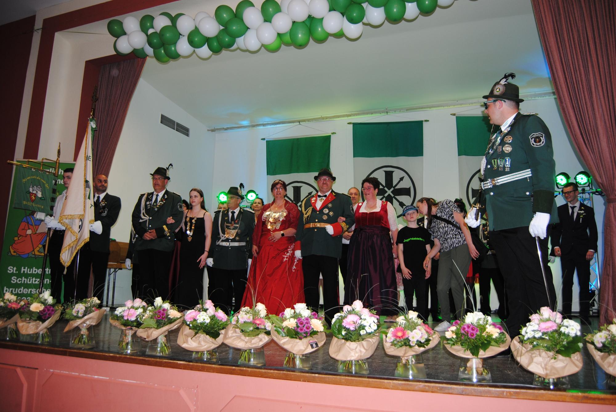 Majestäten, neue Majestäten und Offizierschor